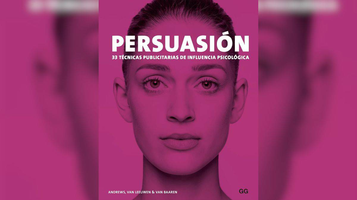 Un líder inspirando en una presentación de negocios, demostrando el Pathos en acción.